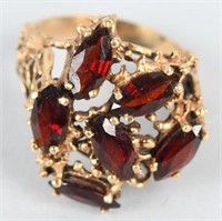 14KT GOLD AND GARNET WOMAN'S RING