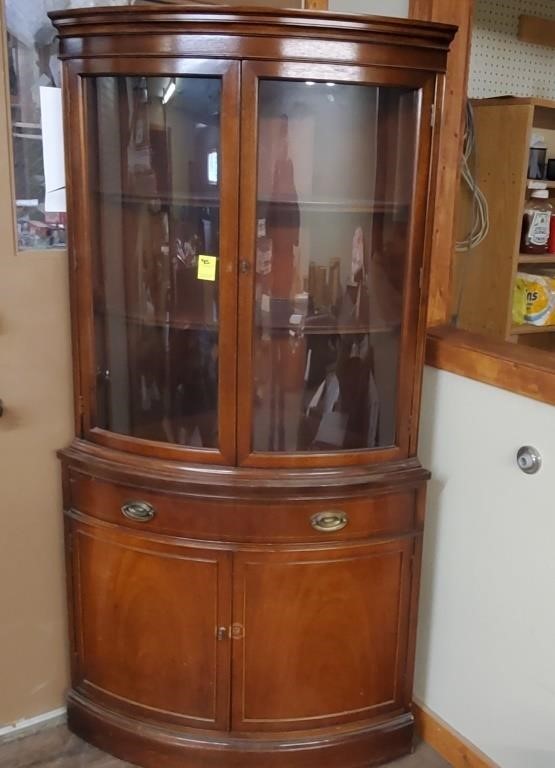 Nice Corner Rounded China Hutch