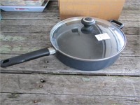 PAMPERED CHIEF SKILLET W/ LID 12"