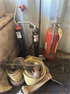 2 jacks, 4 straps and ratchet, fire extinguisher