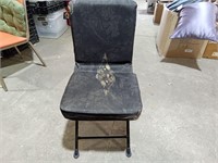 Fold up chair for hunting