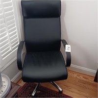 BLACK OFFICE CHAIR