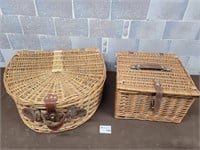 2 Picnic basket with plastic dishes
