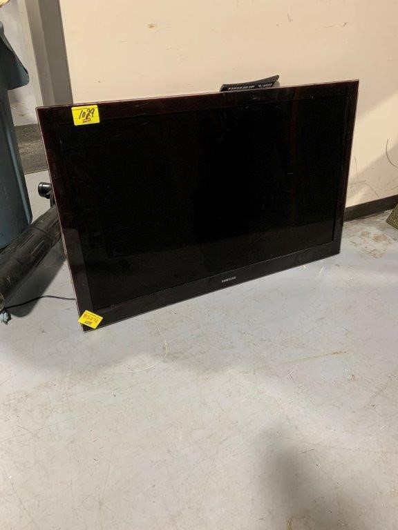 52" SAMSUNG TV W/ REMOTE