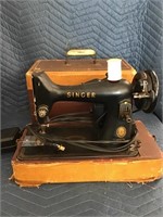 Vintage Singer Sewing Machine in Carrying Case