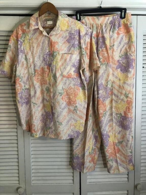 VINTAGE CLOTHING AUCTION - ENDING 7/2/2024