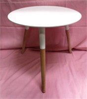 SMALL WOODEN END TABLE