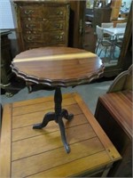 SOLID WOOD PEDESTAL SIDE TABLE W/ SCALP. EDGES