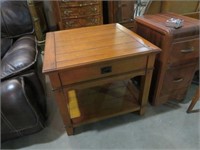 SOLID WOOD HEAVY END TABLE W/ 1 DRAWER
