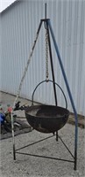 cast iron pot w/large tri-pod (pot has crack)