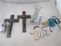 2 Crucifix + divers objets religieux
