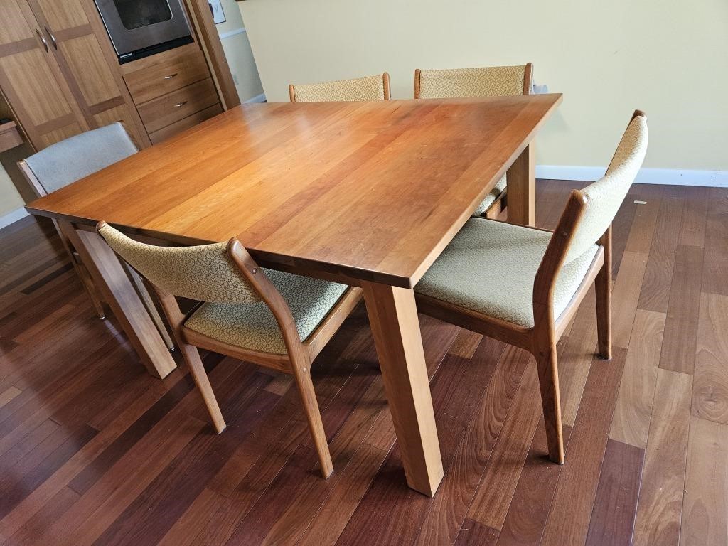 Modern Table ,2 Leaves, 4 Matching Chairs & Extra