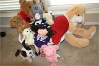 BOX OF PLUSH/STUFFED ANIMALS