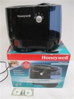 Honeywell HCM-890B 2 Gallon Humidifier in Box
