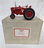 1/16 Farmall M-TA P Plastic Tractor/Box