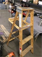 4 FT WOOD STEP LADDER