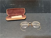 Vintage reading glasses with Case