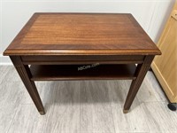 Mahogany side table with lower shelf, Measures:
