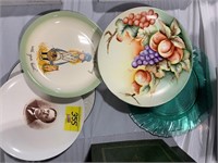 GROUP OF DÉCOR PLATES, BLUE/GREEN GLASS PLATE,