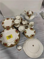 SET OF ROYAL ALBERT OLD COUNTRY ROSE CHINA