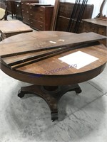 Round oak table, 45" wide, 3 leaves