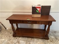 PRETTY ENTRY WAY ACCENT TABLE / CREDENZA