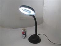 Lampe de bureau avec loupe intégré