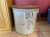 Union 20 gal crock with wooden top