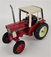 Custom 1/16 Ertl International 1086 Tractor with