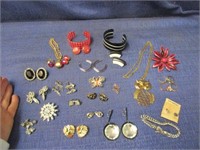 lot of costume jewelry (earrings-brooch-bracelets)