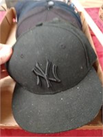 7 New York Yankees hats one has damage