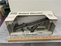 Ertl PTO belted elevator, 1/32