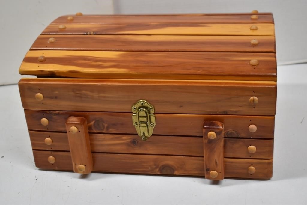 Tabletop Cedar Chest with Inner Tray