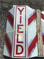 YIELD RAILROAD SIGN