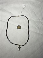 Collier avec pendentif crucifix vintage