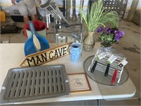 Misc home decor & pans, kitchen items