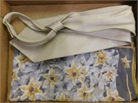 Vera scarf in gray w/yellow flowers - Liz