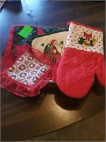 BASKET AND TRAY OF CHRISTMAS POT HOLDERS