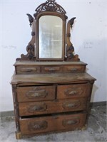 Beautiful Antique Dresser W Mirror