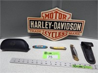 Metal Harley Davidson sign and 3 folding knives
