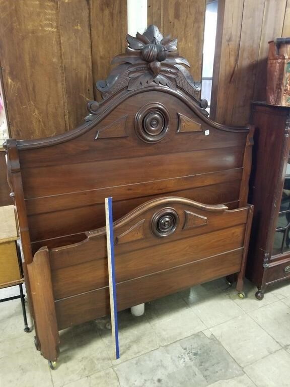 VICT WALNUT 3/4 SIZE BED W/ FRUIT CARVING