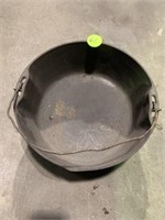 CAST IRON POT WITH HANDLE