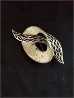 Vintage brooch celebrity New York 2.75 in