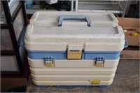NICE TACKLE BOX WITH LURES ! R-5