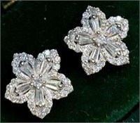 Natural diamond earrings in 18k gold