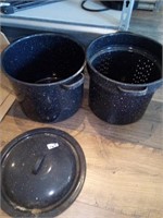 Small granite pot with strainer and lid