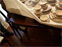Very nice queen Anne mahongany table and 6 chairs