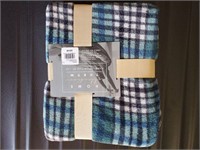 Home Collection Flannel throw blanket plaid, blue.