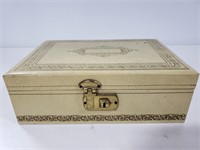 Vintage jewlery box w/ key