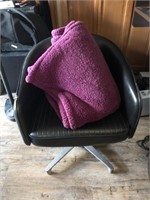 Retro Deco Swivel Chair & Blanket